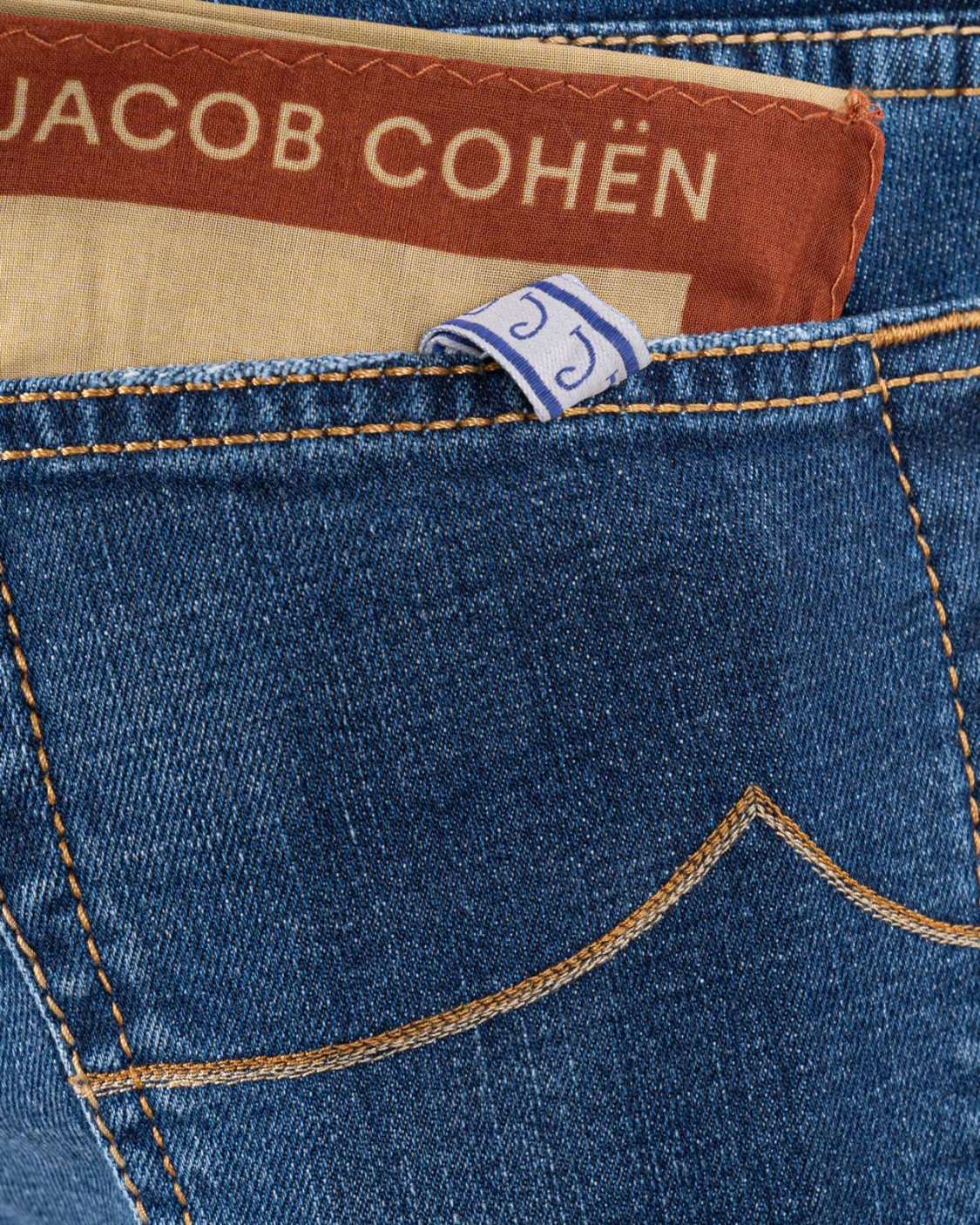 shop JACOB COHEN  Jeans: Jacob Cohen jeans "Nick".
Modello a cinque tasche con logo ricamato sul taschino.
Passanti al punto vita.
Chiusura con bottoni.
Bottone con logo a rilievo e finitura rame.
Patta interna ricamata con nome del pantalone e citazione del fondatore.
Salpa in cavallino con logo ricamato in ecopelle dal colore a contrasto.
Include bandana con stampa maiolica e rocchetto di filo
Profumati con l’esclusiva fragranza Jacob Cohën.
Composizione: 98% cotone, 2% elastan.
Made in Italy.. S3736 NICK-932D number 8049060